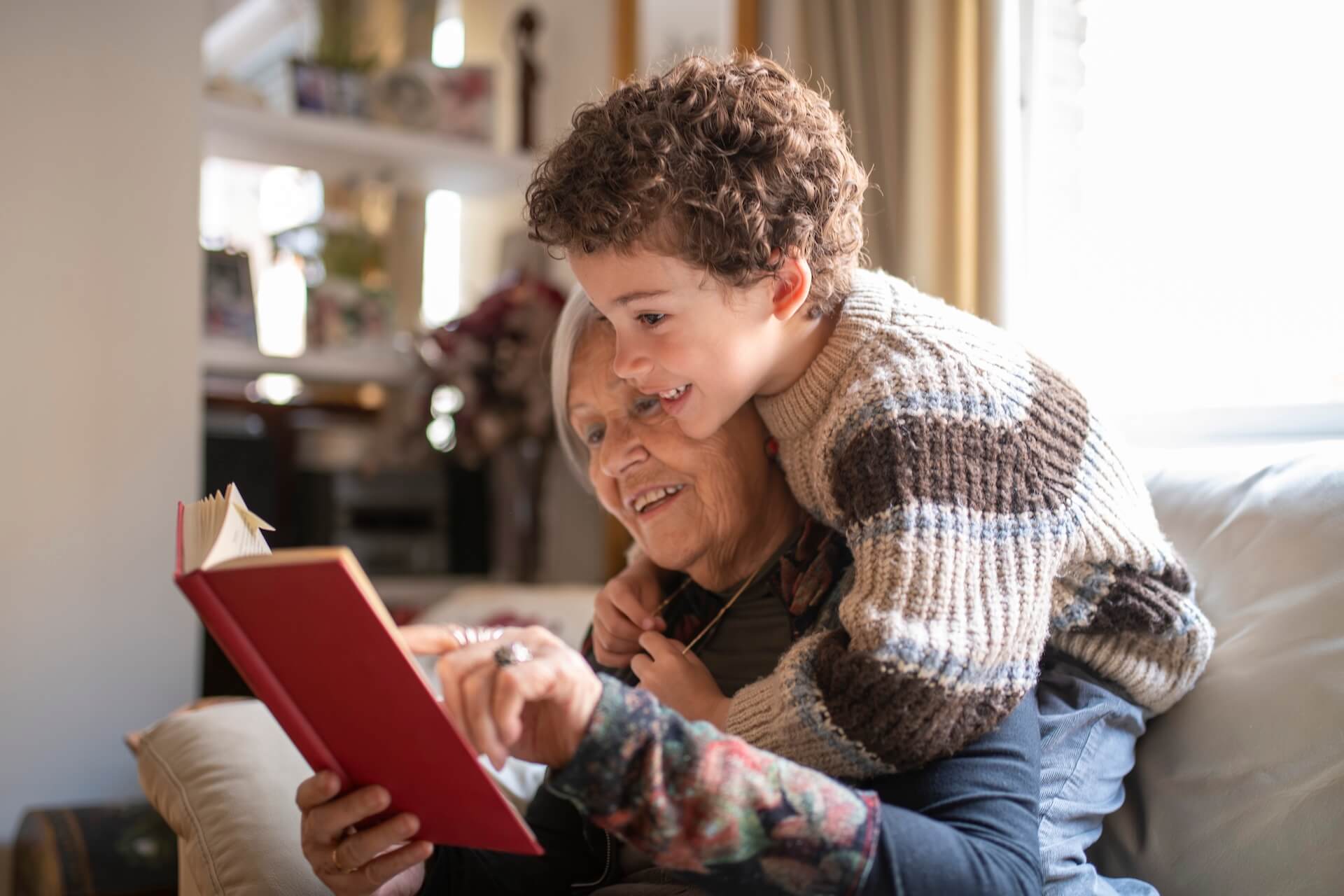 Zufriedene Kundin in ihrem Zuhause